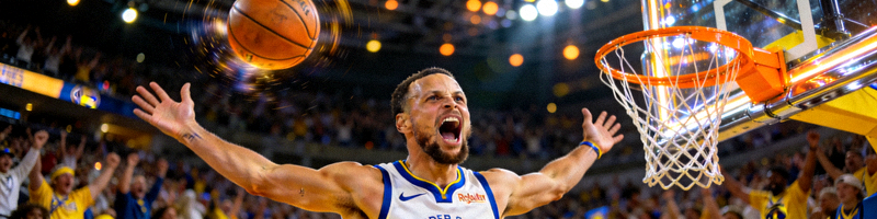 库里在NBA总决赛命中超远距离三分绝杀后兴奋庆祝的镜头，篮球还在空中飞行