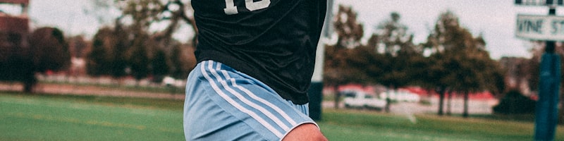 世界杯决赛中球队精妙团队配合后打入制胜一球的慢动作回放，体现足球整体之美