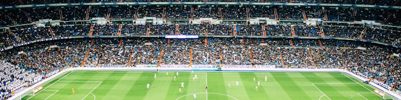 英超联赛中球员在距离球门35米外轰出一记势大力沉的远射世界波，守门员望球兴叹