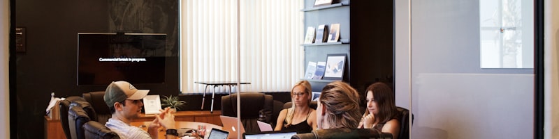 詹姆斯追身大帽伊戈达拉的NBA总决赛经典封盖瞬间，篮球被狠狠拍在篮板上