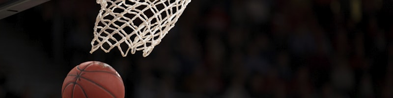 NBA比赛中球星飞跃防守球员完成暴力隔扣的震撼画面，篮筐仿佛在震颤