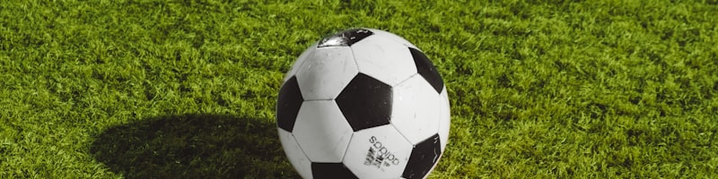 欧洲冠军联赛决赛中球员凌空抽射破门的精彩瞬间，足球直挂球门死角