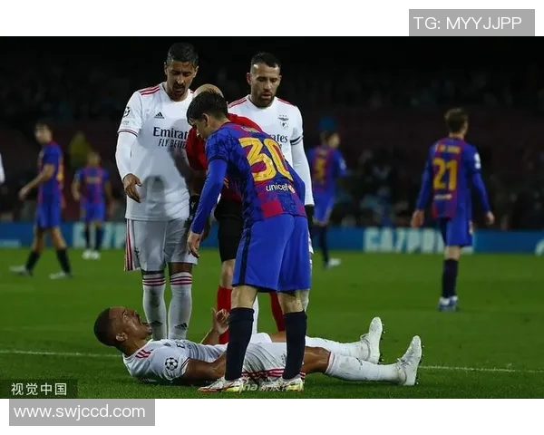 世界杯激战本菲卡与巴萨平局补时进球引发争议判罚全场沸腾